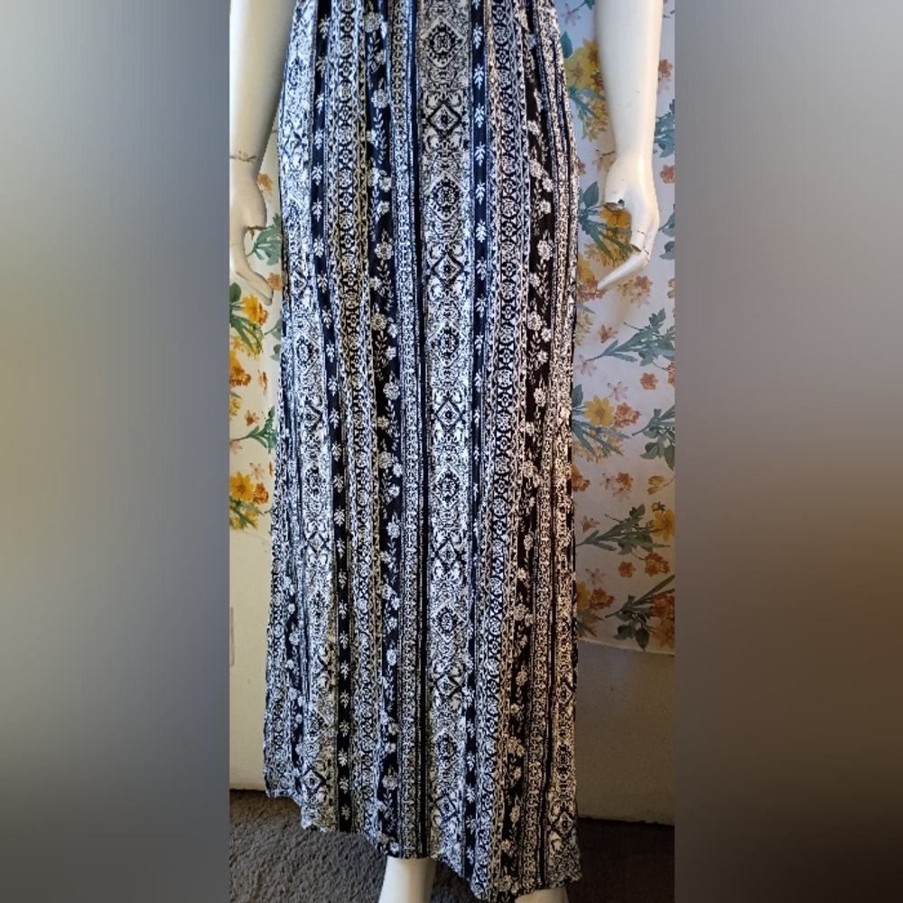 Forever 21 Women's Black and White Floral Pattern Deep V-neck Maxi Dress - Picture 2 of 9